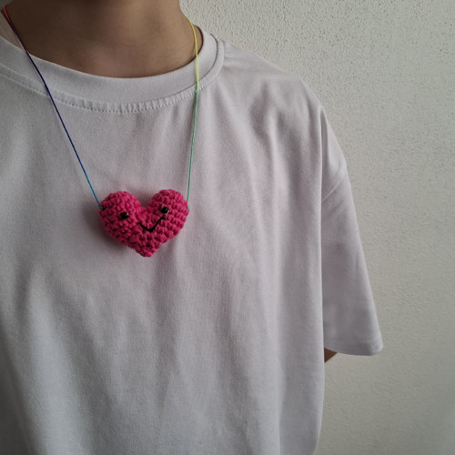 Háčkovaný náhrdelník se srdíčkem