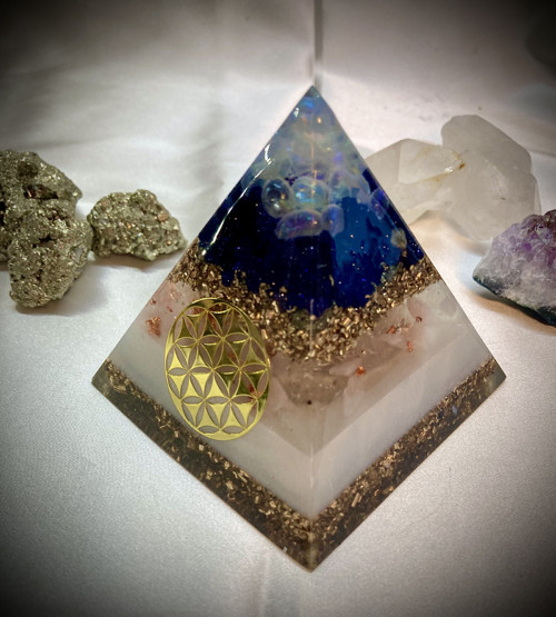 Orgonitová pyramida z epoxidové pryskyřice
