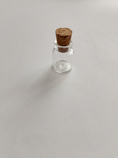 Miniaturní skleněná lahvička