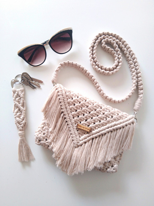 Boho kabelka macramé s třášněmi