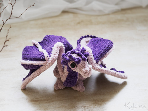 Háčkovaná starorůžová wyverna