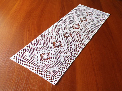 Háčkovaná dečka bílá - obdélník 64 x 25 cm