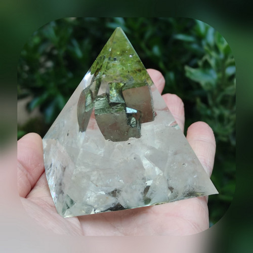 Pyramida s minerály