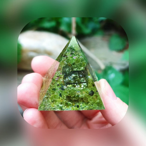 Pyramida s olivínem a pyritem
