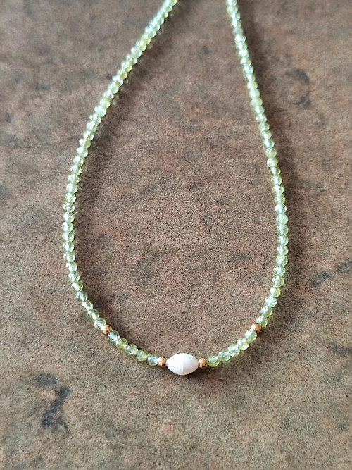 Peridot a perlička - náhrdelník