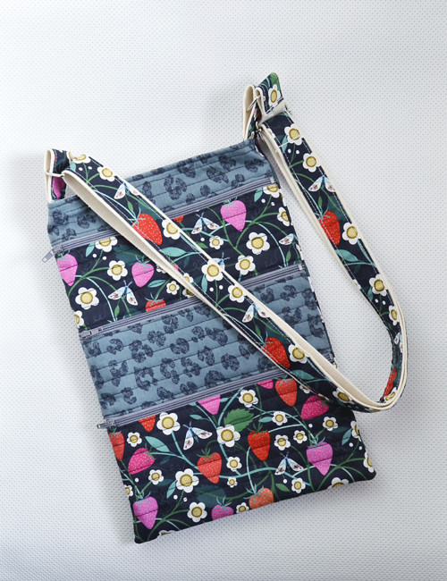 Crossbody zipová kabelka - jahůdky