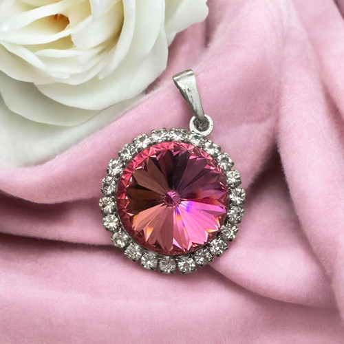 Elegantní přívěšek s růžovým kamínkem Swarovski