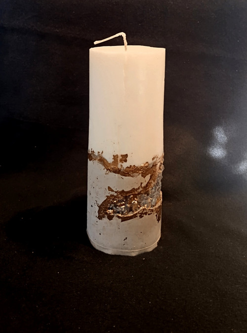 Svíčka s betonem a kamínky fluoritu