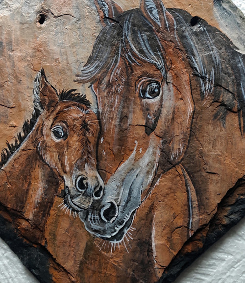 Kůň s hříbětem - Malba na střešní břidlici