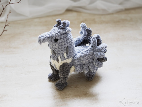 Háčkovaný hipogryf (hippogriff, hippogryph)