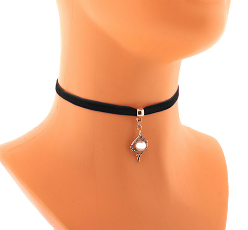 Sametka obojek, sametový choker s přívěškem perlou
