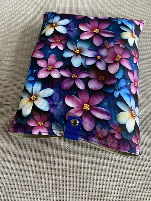 Pouzdro na tablet /knihu/ - 3D květy