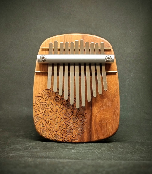 Kalimba Naira 11 - pentatonická s mandalou / ořech