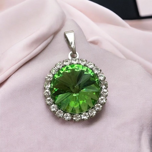 Elegantní přívěšek s zeleným kamínkem Swarovski