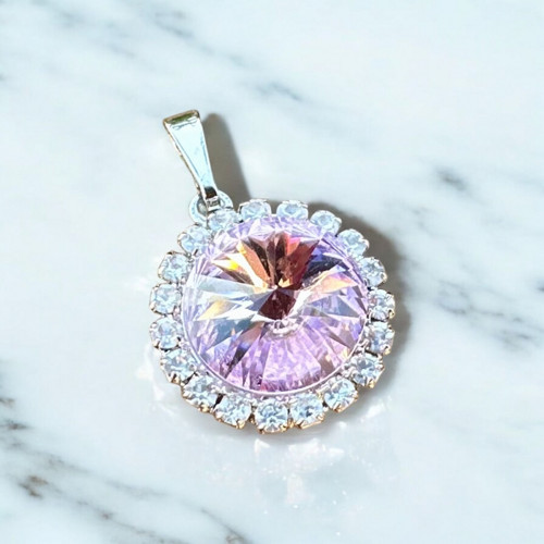 Elegantní přívěšek s zeleným kamínkem Swarovski