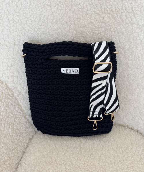 Černá kabelka s crossbody popruhem — foto 1
