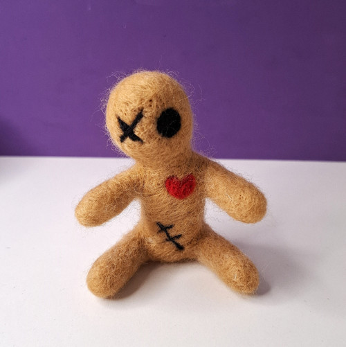 Plstěná figurka - Voodoo panenka hnědá — foto 1