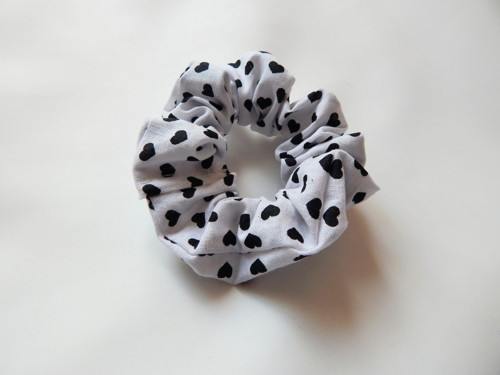Bílá scrunchie s černými srdíčky – něžná elegance