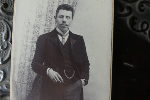 S doutníkem...starožitná kabinetní fotografie