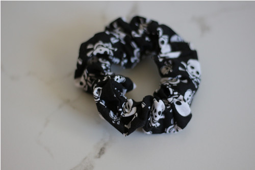 Černá scrunchie s lebkami