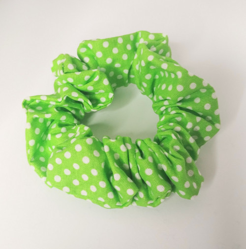 Zelená scrunchie s puntíky – veselý retro doplněk
