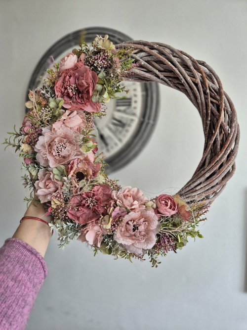 Růžová elegance - věnec cca 40cm