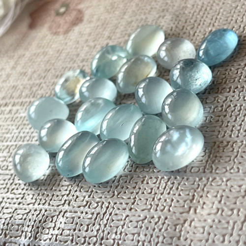 Akvamarín přírodní kabošon ovál /10x7 mm