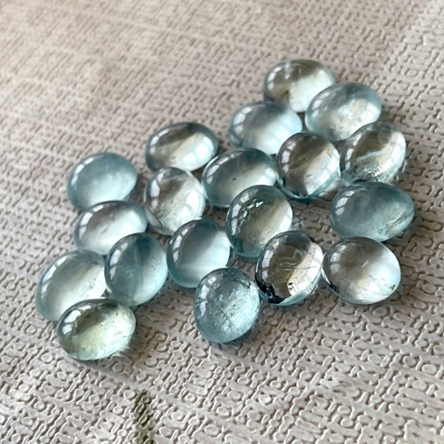 Akvamarín přírodní kabošon ovál /10x8 mm