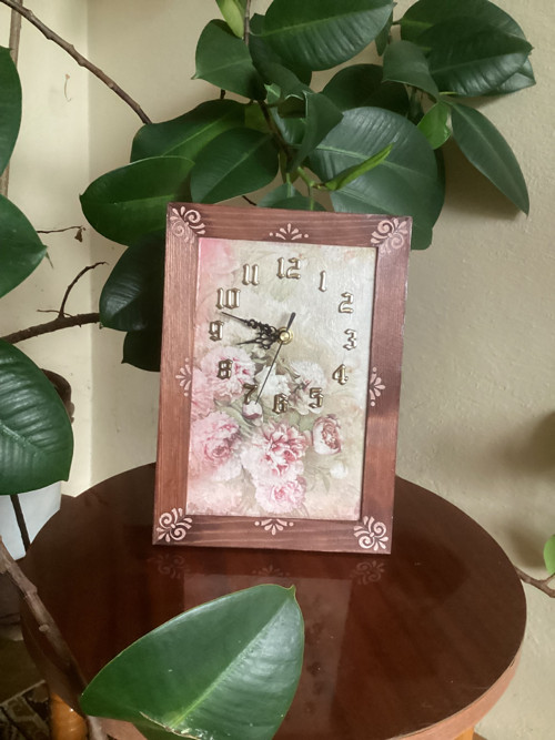 Obdélníkové hodiny s motivem květin a decoupage