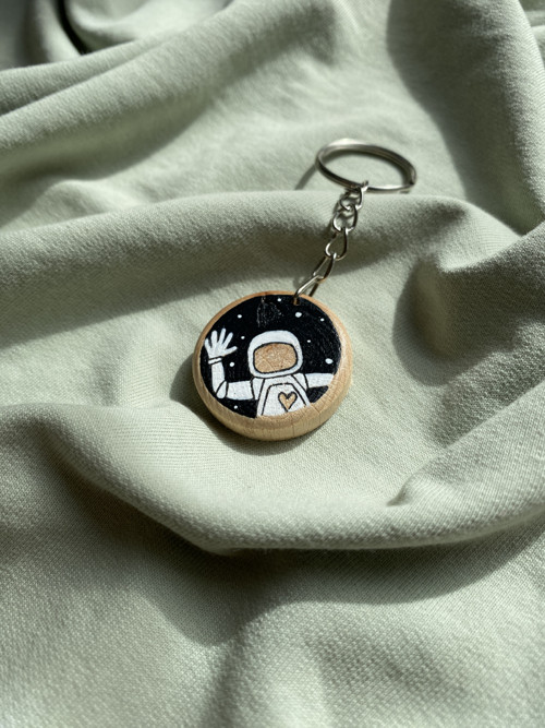 Dřevěná klíčenka s kosmonautem
