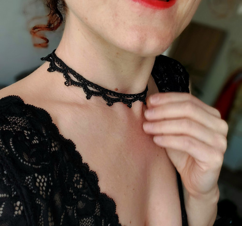 Nahrdelnik choker, černý