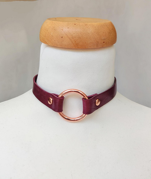 "Violet Grace" – kožený choker s kroužkem
