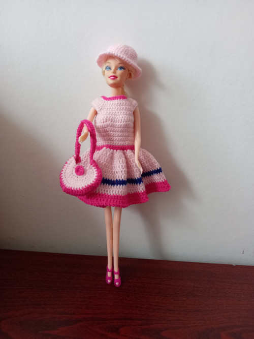 Letní růžové šaty, klobouček a kabelka pro Barbie