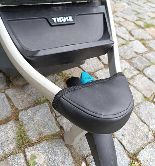 Ochrana předního plastu THULE nad kolem z koženky