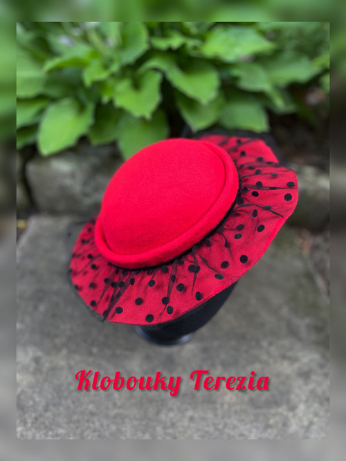Červený klobouk s krempou — foto 1