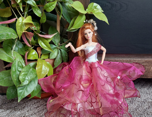 Fialové plesové šatičky pro Barbie — foto 1