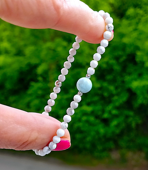Minerální náramek / broušený howlit + larimar/ 0,4