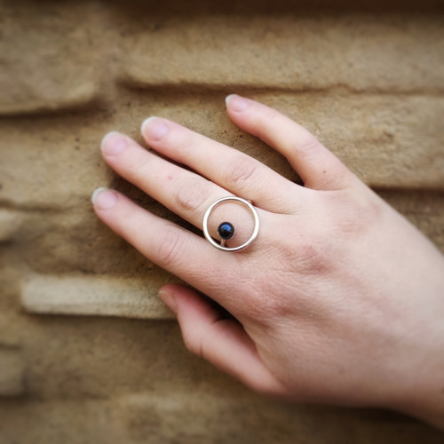 Stříbrný prsten s tmavou perlou
