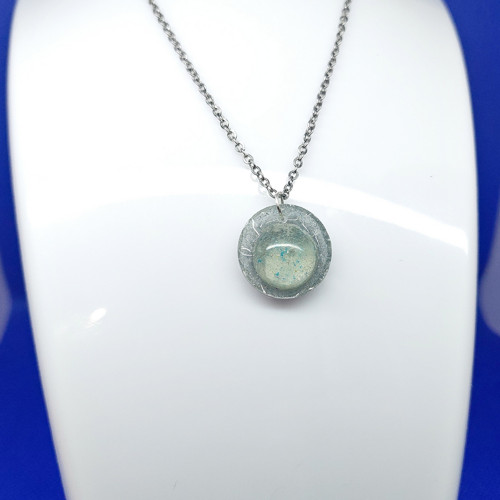 Minimalistický přívěsek z pryskyřice /25074/