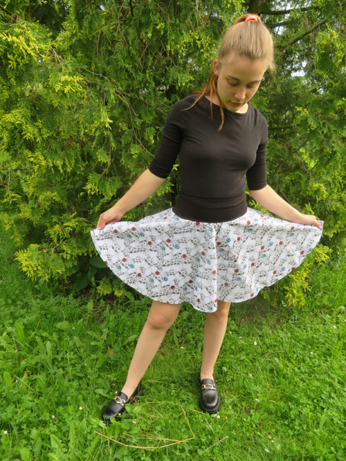 Letní kolová sukně JSEM TOČIVÁ S LEBKAMI