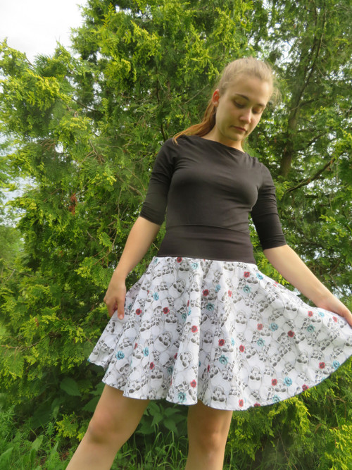 Letní kolová sukénka JSEM TOČIVÁ S LEBKAMI