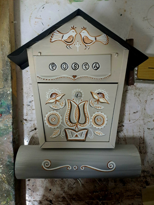 Poštovní schránka s ornamentom