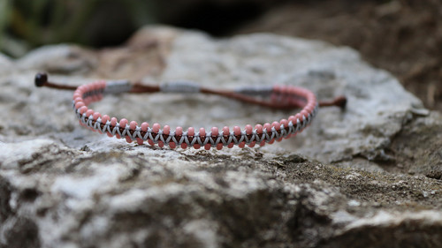 Náramek macramé "růžový se stříbrnou"