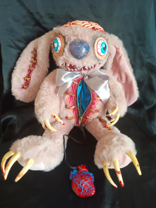 Hororový plyšový králík " BLOODY ROSIE "