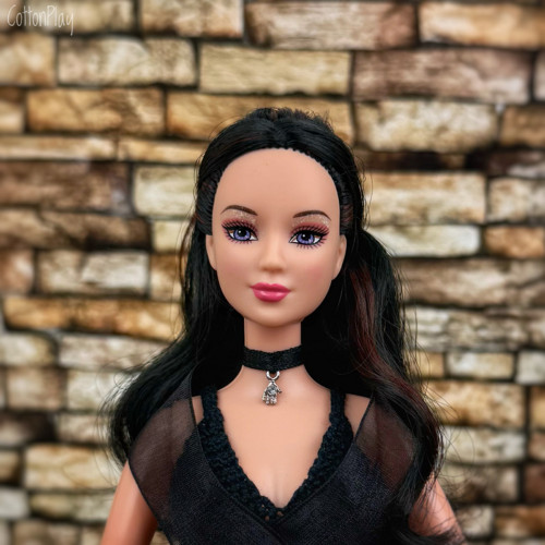 Náhrdelník pro Barbie - ruka