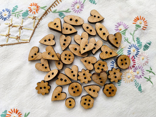 Dřevěné knoflíky MIX tvarů cca 1,5cm (20ks)