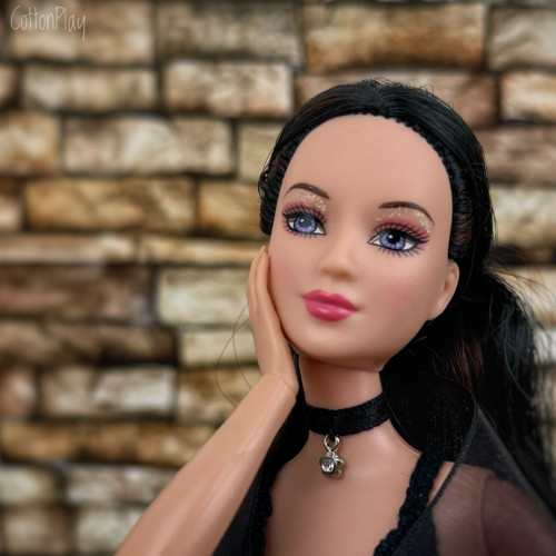 Náhrdelník pro Barbie - kytička s bílým kamínkem
