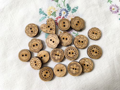 Dřevěné knoflíky MIX vzorů cca 2cm (20 ks)