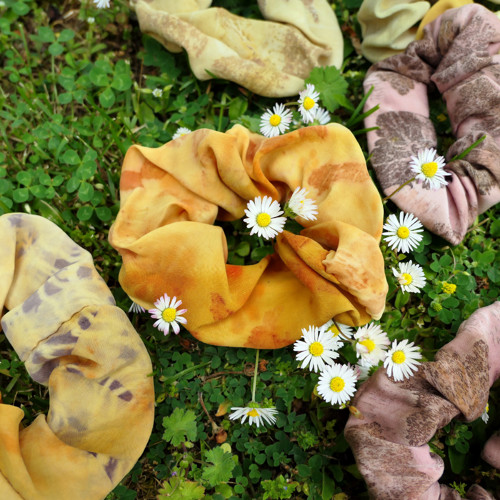 Gumička scrunchie, přírodně barvená