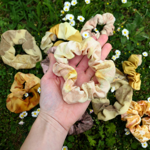 Gumička scrunchie, přírodně barvená